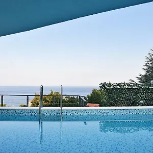 Apartment In Ziza, Rooftop Swimming Pool Opatija